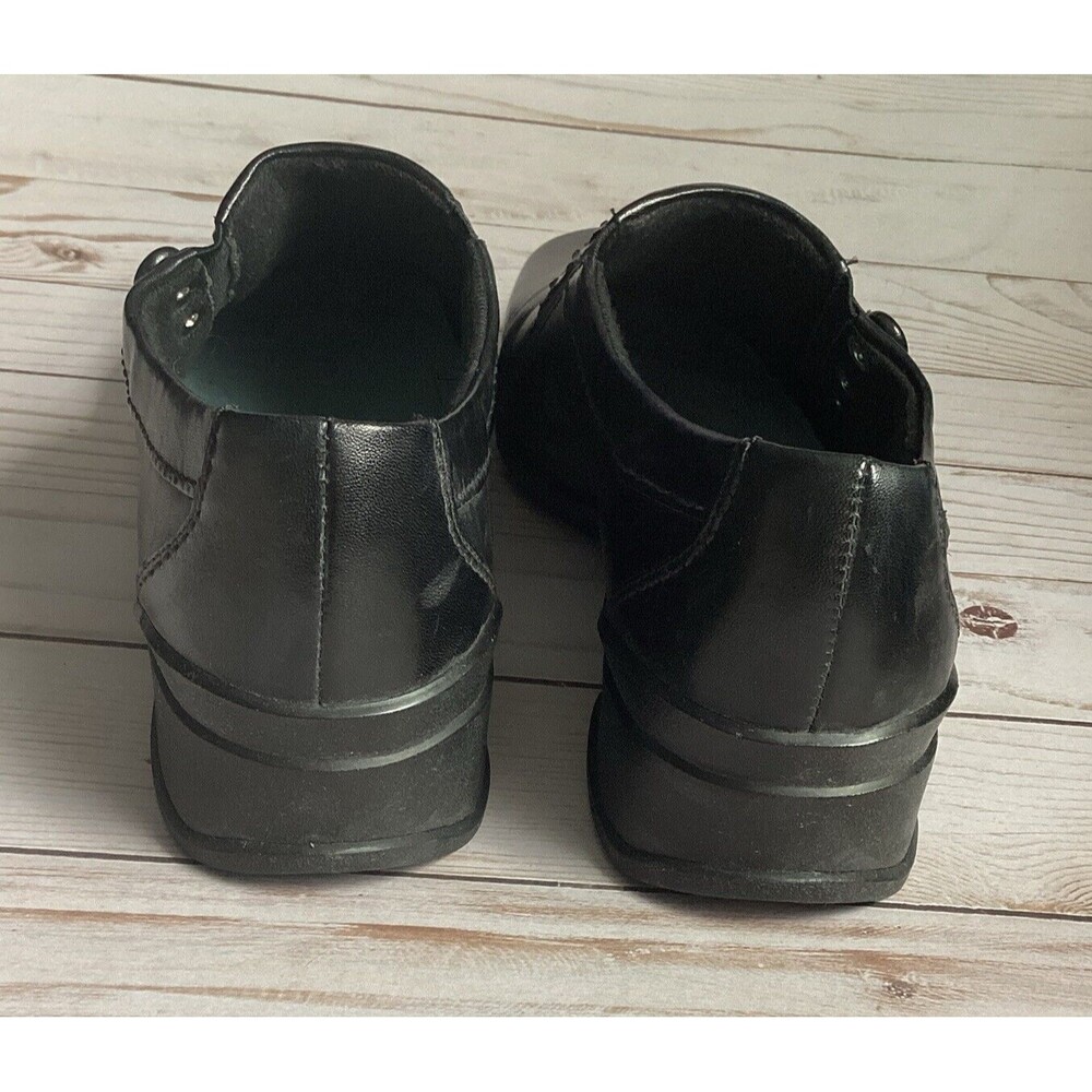Clarks Music Women’s Black Mules Clogs Shoes 3 Button Detail On Top Size 7.5 - Picture 4 of 7